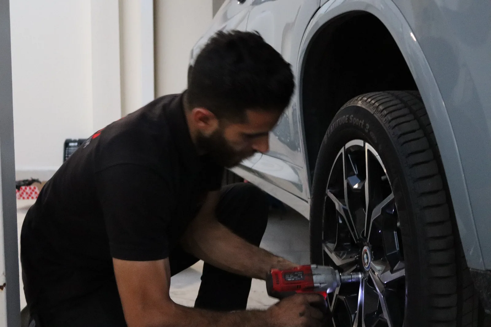 Mobile Car Battery Qatar technician performing Online Battery Service on-site