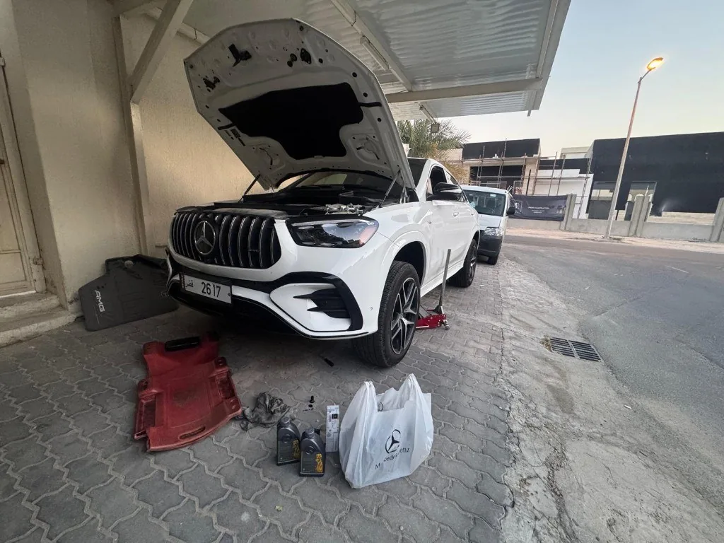 Mobile Car Battery Qatar technician performing Car Battery Near Me on-site